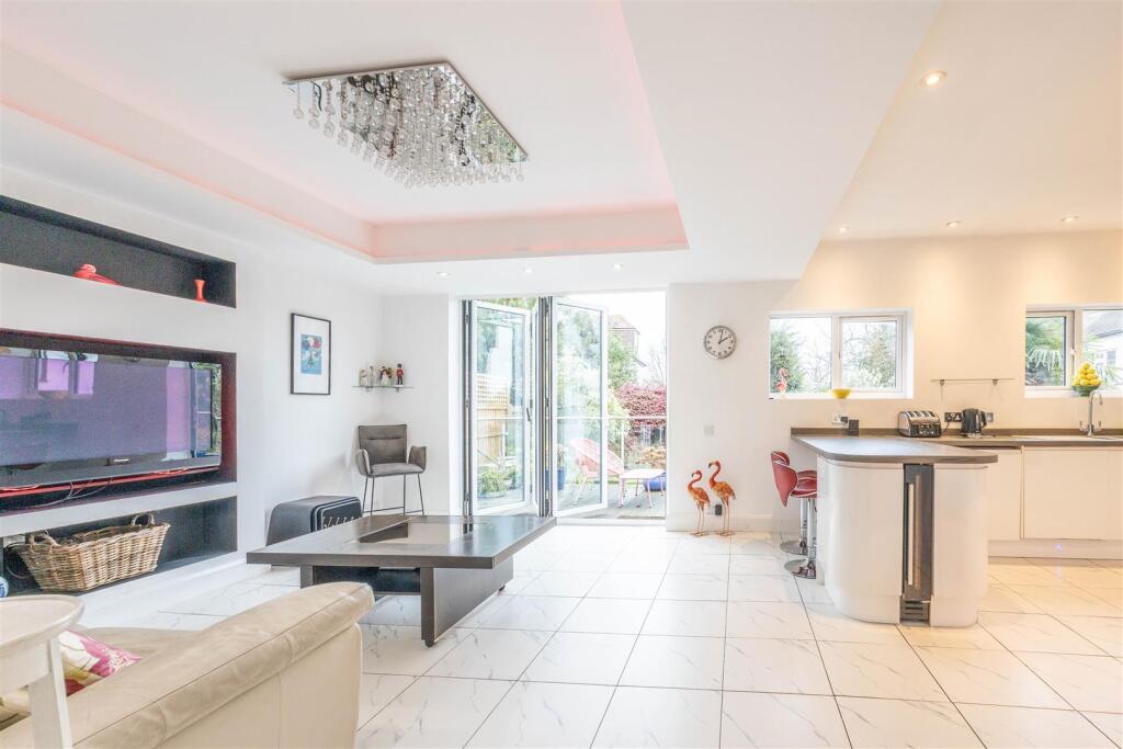 MOUNT AVENUE, Westcliff-On-Sea photo 2