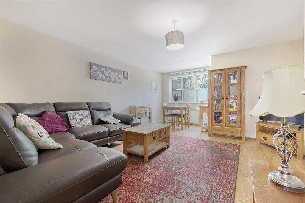 Apartment in Enfield, Enfield Island Village, London Borough of Enfield - View 3