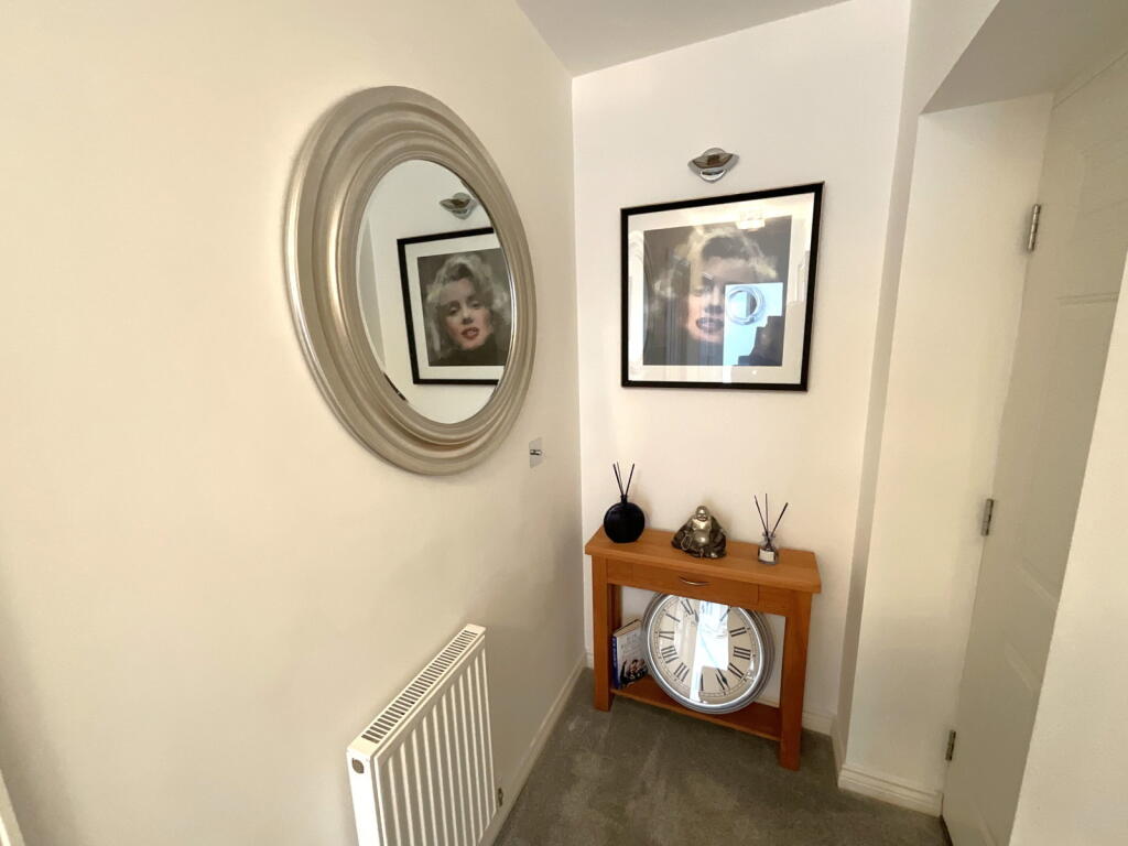 HALESOWEN, Brett Young Close photo 5