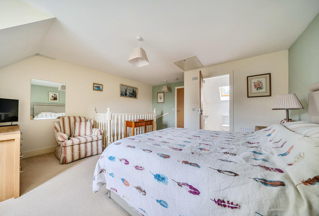 House in Reigate and Banstead, Horley - More