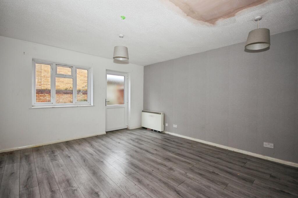Curran Close, Whitnash, Leamington Spa photo 2