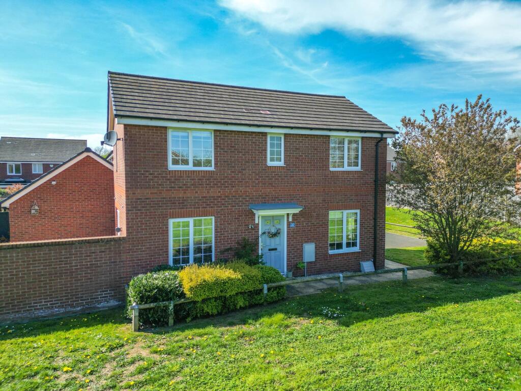 3-bed detached on Shearing Crescent, Nuneaton, CV10, £300,000