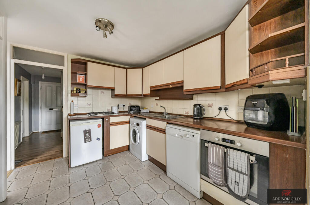 Borderside, Slough, Berkshire, SL2 photo 3