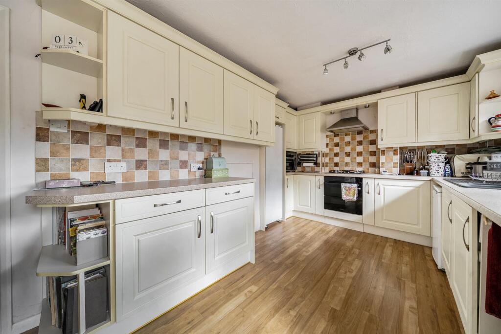 House in Hart, Yateley - More