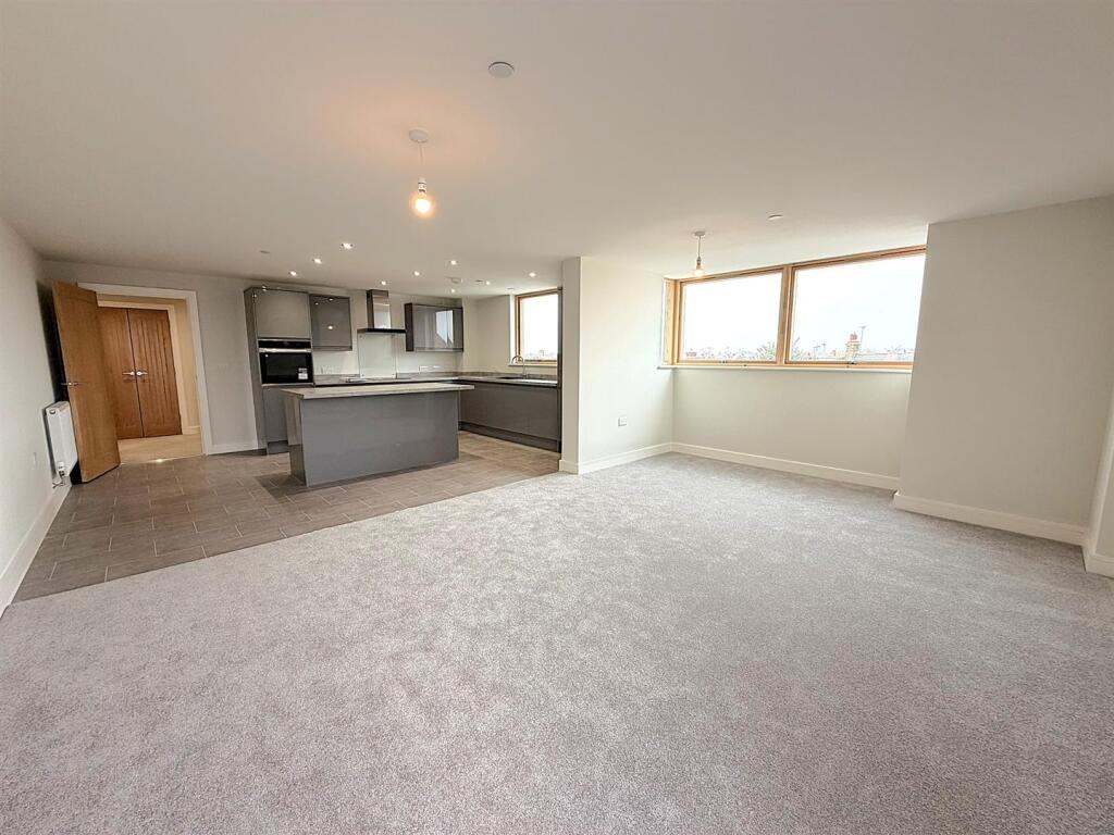 Apartment in Southend-on-Sea - View 4