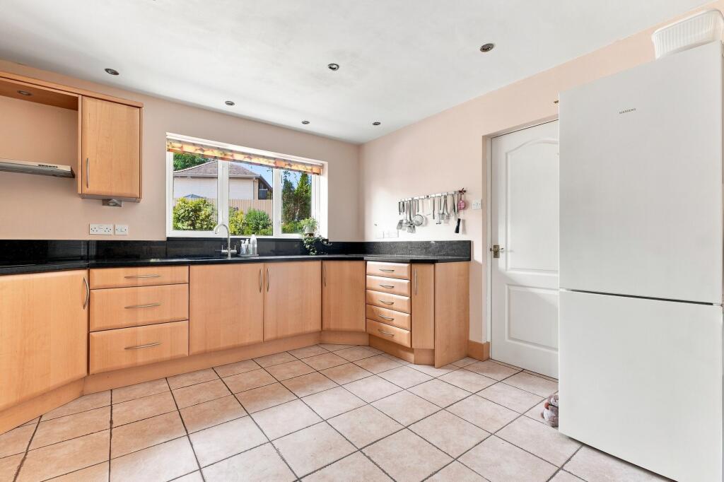 House in Chesterfield, Brampton - View 5