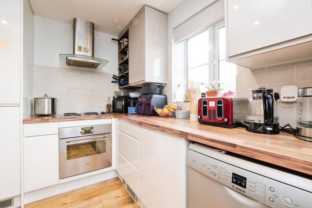 Coniston Avenue, Purfleet-on-Thames, Essex, RM19 photo 3