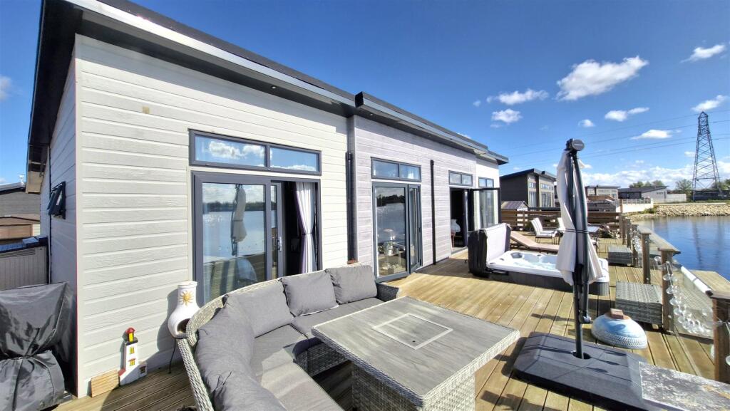 2-bed caravan on The Keys, TALLINGTON, STAMFORD, £228,000