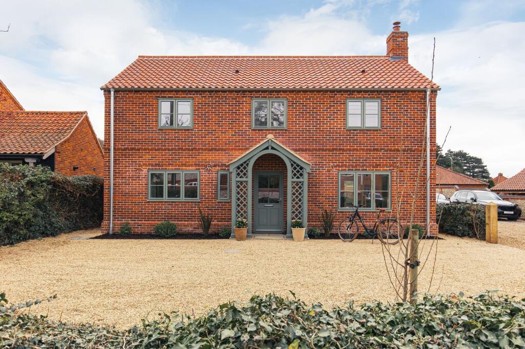 Chain Free Fleur Home in the Heart of Blakeney photo 4