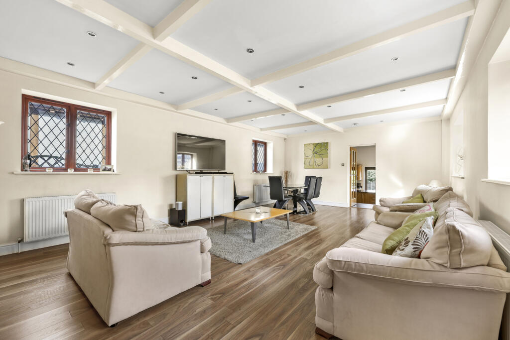 Mott Street, Loughton, Essex, IG10 photo 4