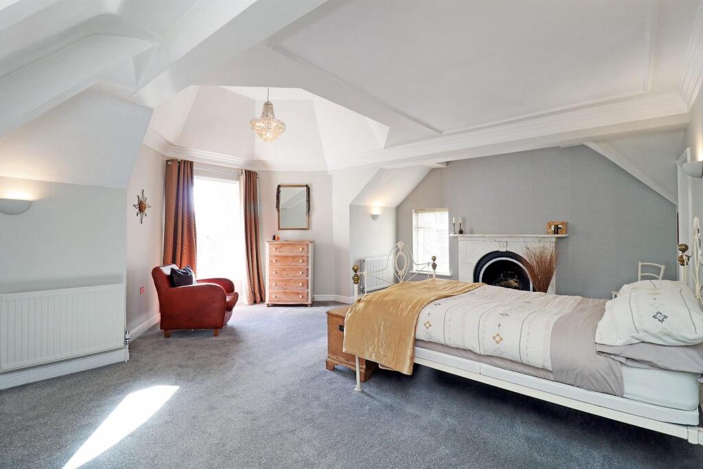 Apartment in Trafford, Hale - View 4