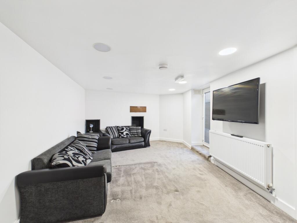 House in Huddersfield - View 4