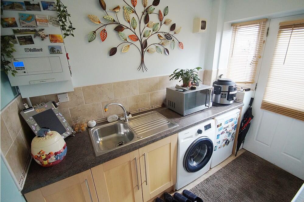 25 Tonge Meadow Middleton M24 2UR photo 4