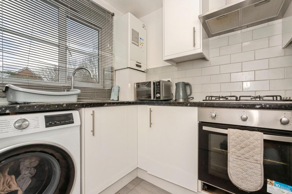 Sewell Close, GRAYS, Essex, RM16 photo 4