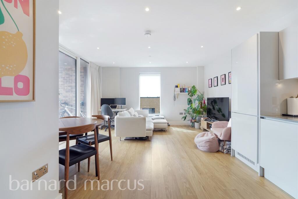 1-bed flat on Greyhound Parade, London, £420,000