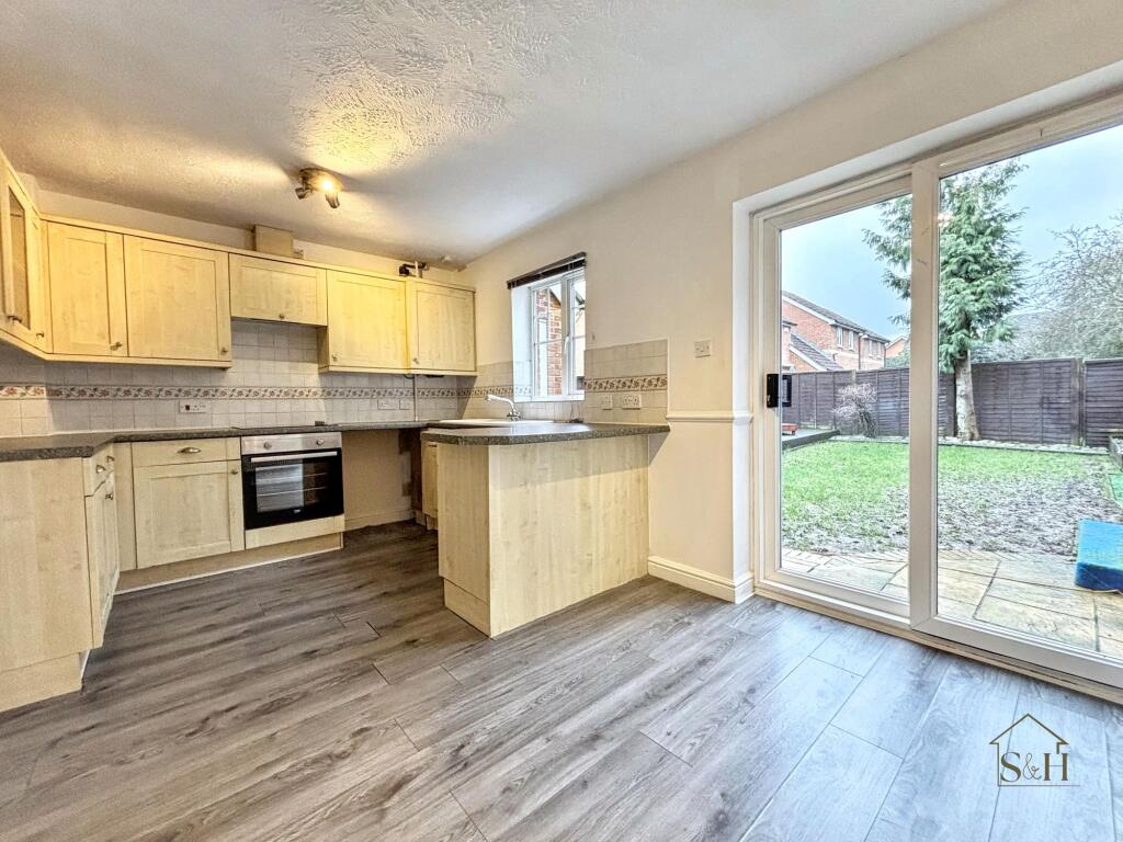 Dove Close, Kingsnorth, TN23 photo 2