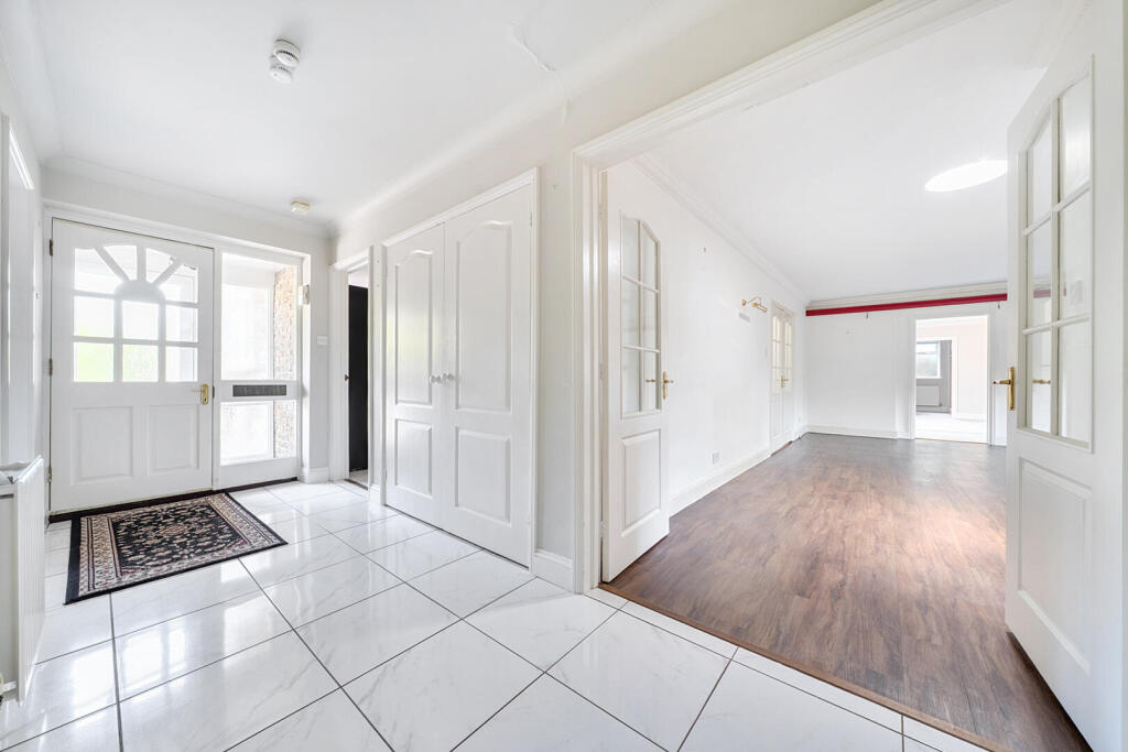 House in Horsham, West Chiltington - More