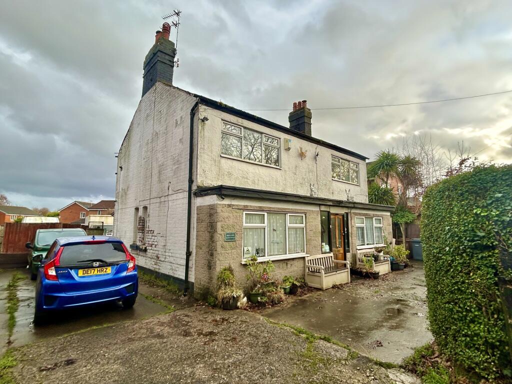 3-bed detached on Arrowe Park Road, Arrowe Park, Wirral, CH49, £200,000