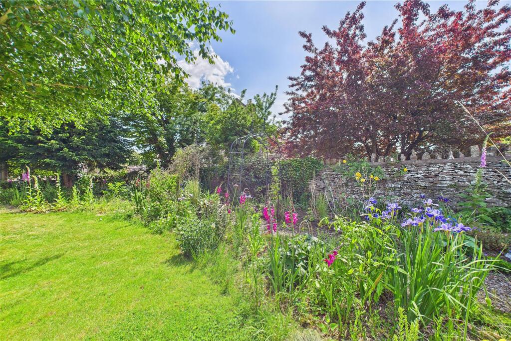 Popular setting in Nailsea's West End photo 3