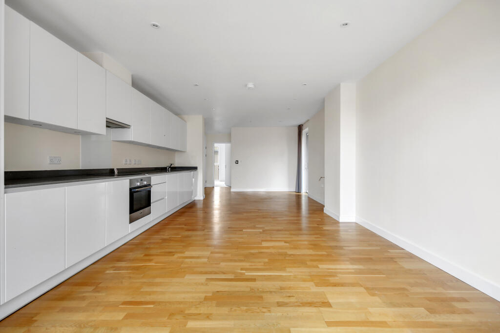 14, Logan Close, E20 photo 4