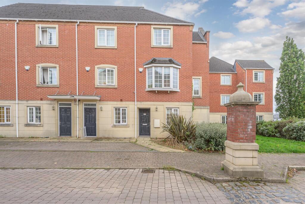 4-bed terraced on Columbus Ave , Brierley Hill, DY5 1TW, £195,000