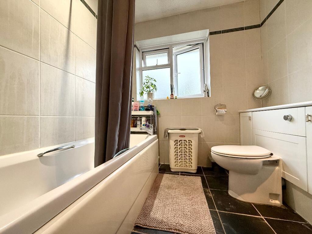 Foxbury Close, Luton, LU2 - View 4