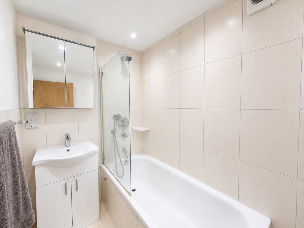 Apartment in Greenford - More