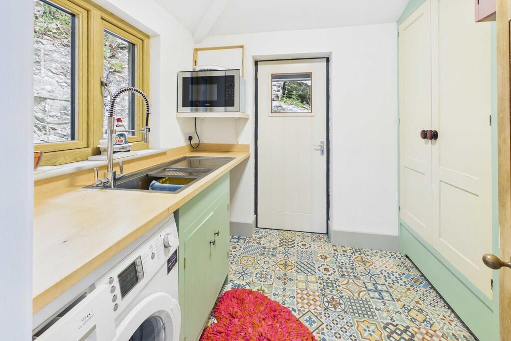 Low Wood, Charney Well Lane, Grange-over-Sands, Cumbria, LA11 6DB photo 4