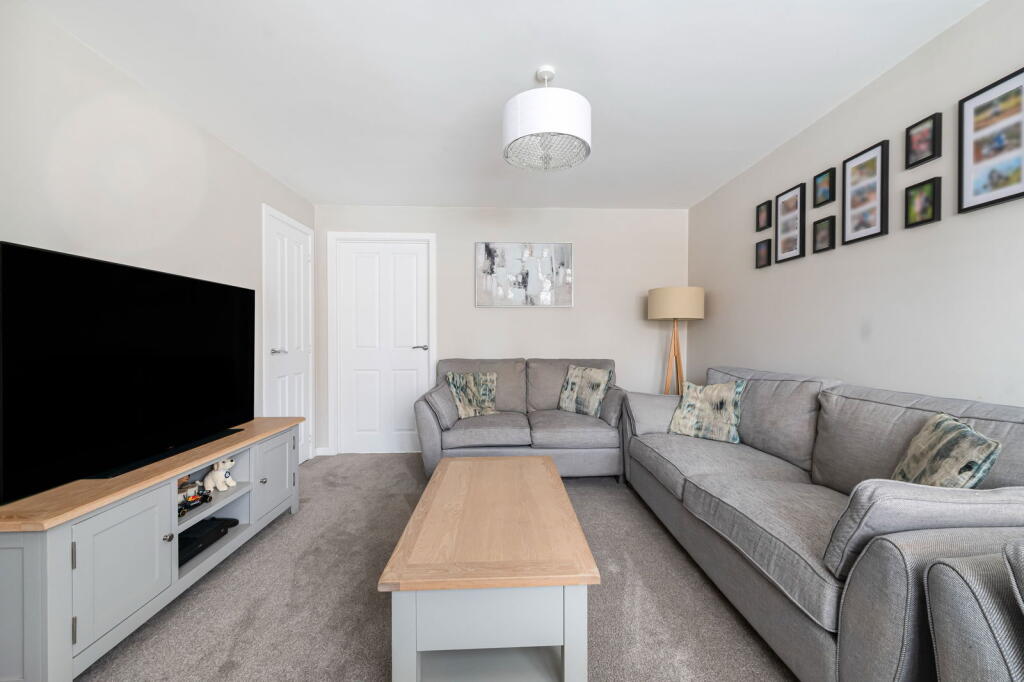 Maple Road, Cranleigh, GU6 8UU photo 3