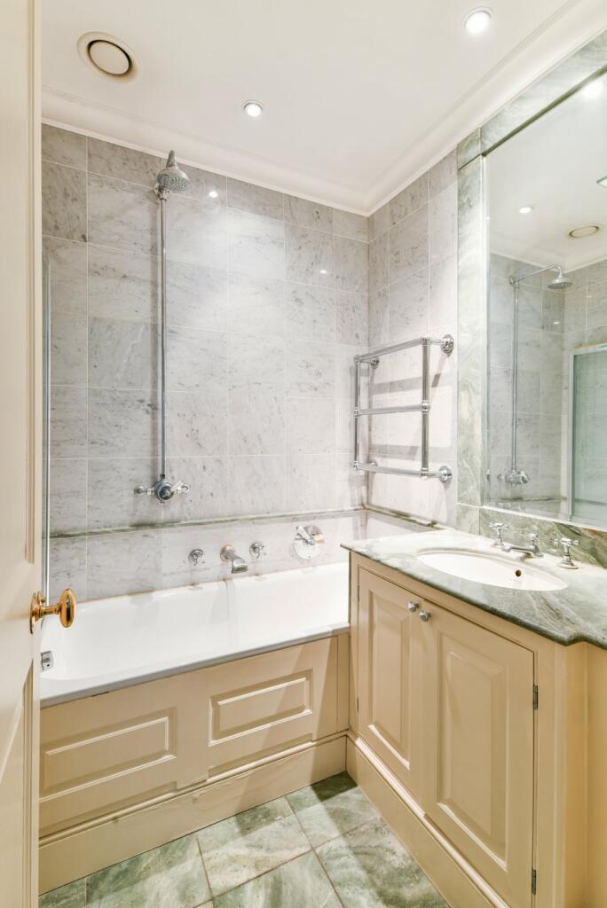 The Bromptons, South Kensington, London – další