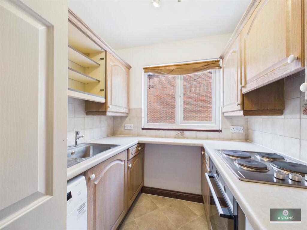 Apartment in Crawley, Southgate - View 4