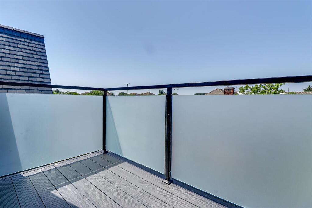 Apartment in Southend-on-Sea - View 5