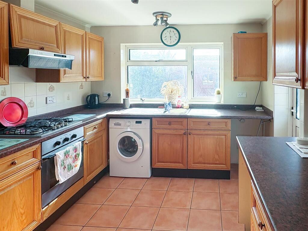 Tasman Close, Rustington photo 3