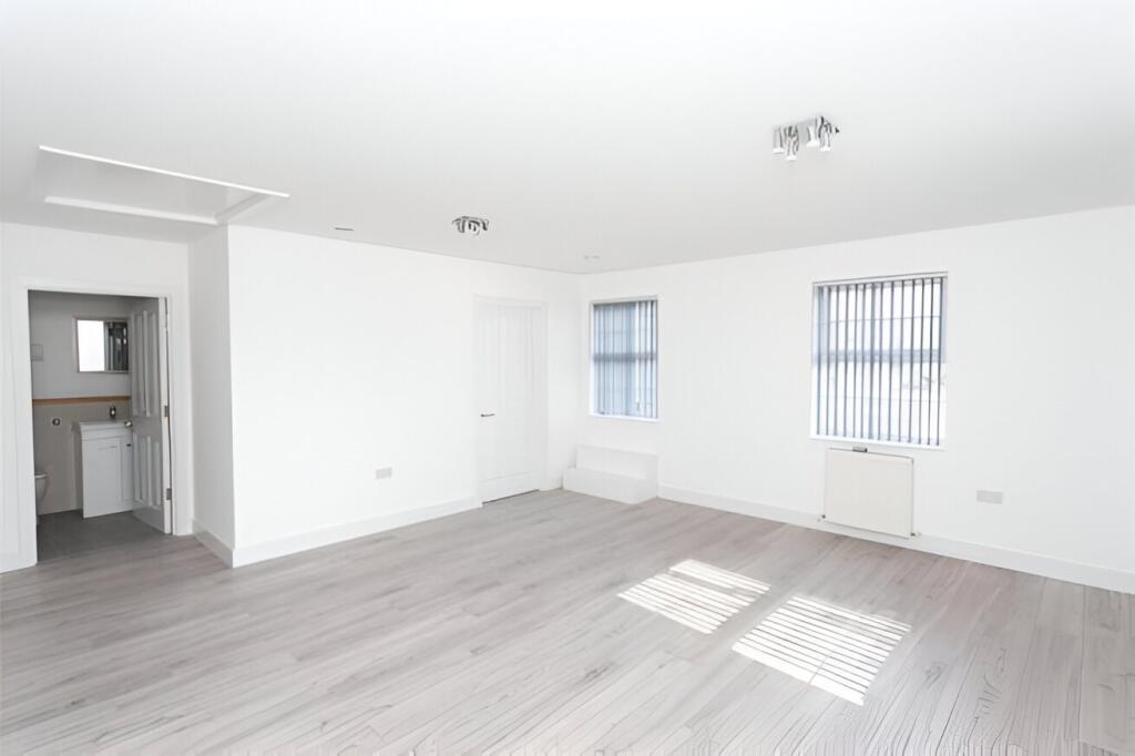 Main image of property: 12 London Road , Hemel Hempstead, 