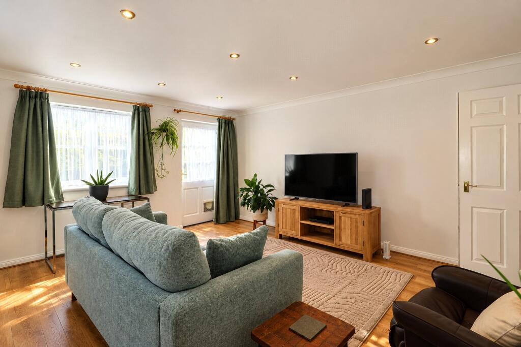 Apartment in Woking, Surrey - View 3