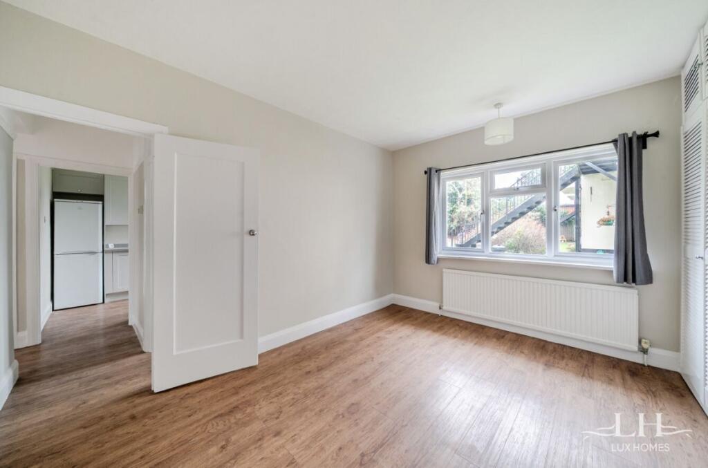 2-bed flat on St. Marys Lane, Upminster, £280,000