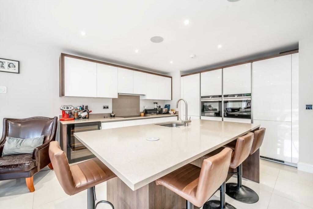 House in Elmbridge, Weybridge - View 3