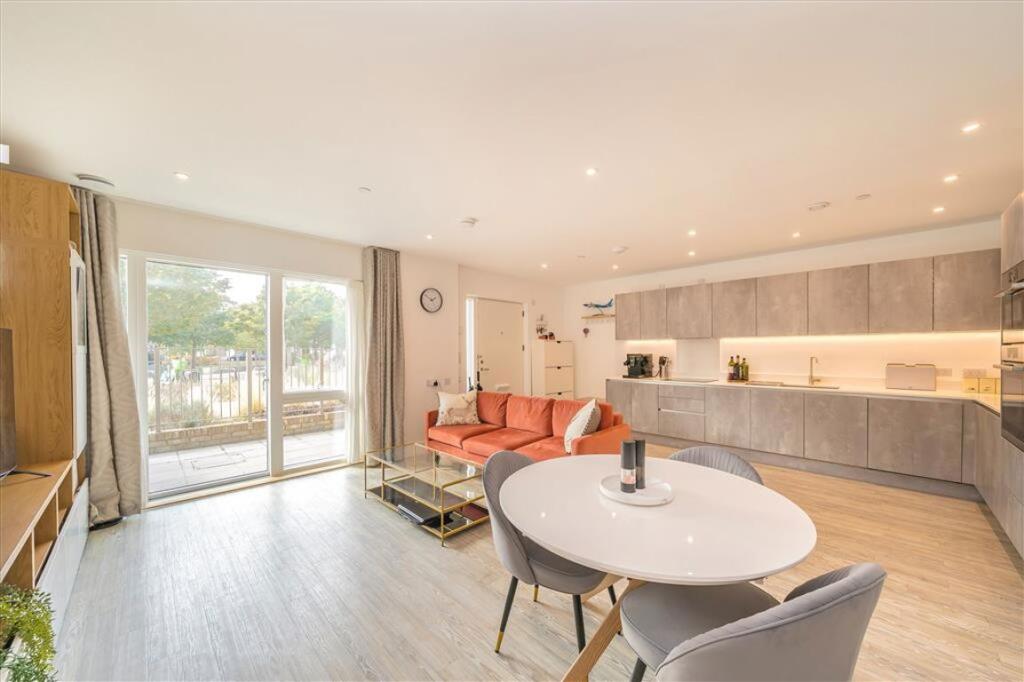 House in London, Hughesfield Estate, New Cross - More