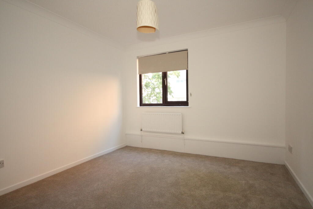 Apartment in Woking, Surrey - View 4