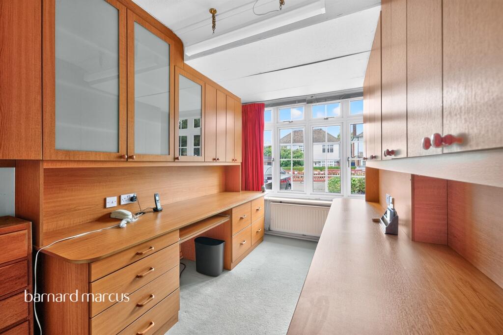 House in Kingston upon Thames - More