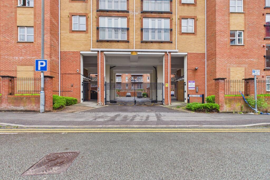 Apartment in Slough - More