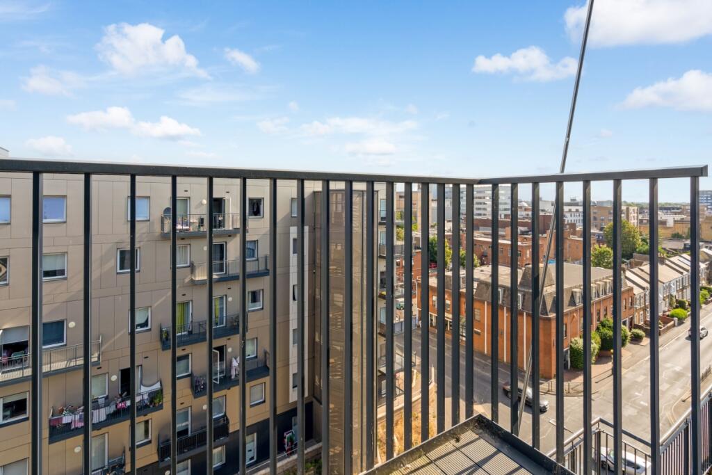 Apartment in Slough - More