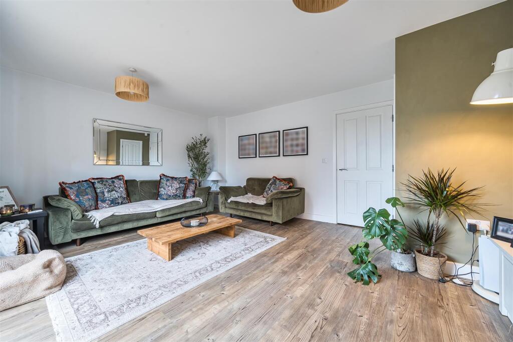 Weaver Avenue, Arborfield Green, Berkshire, RG2 9TR photo 4