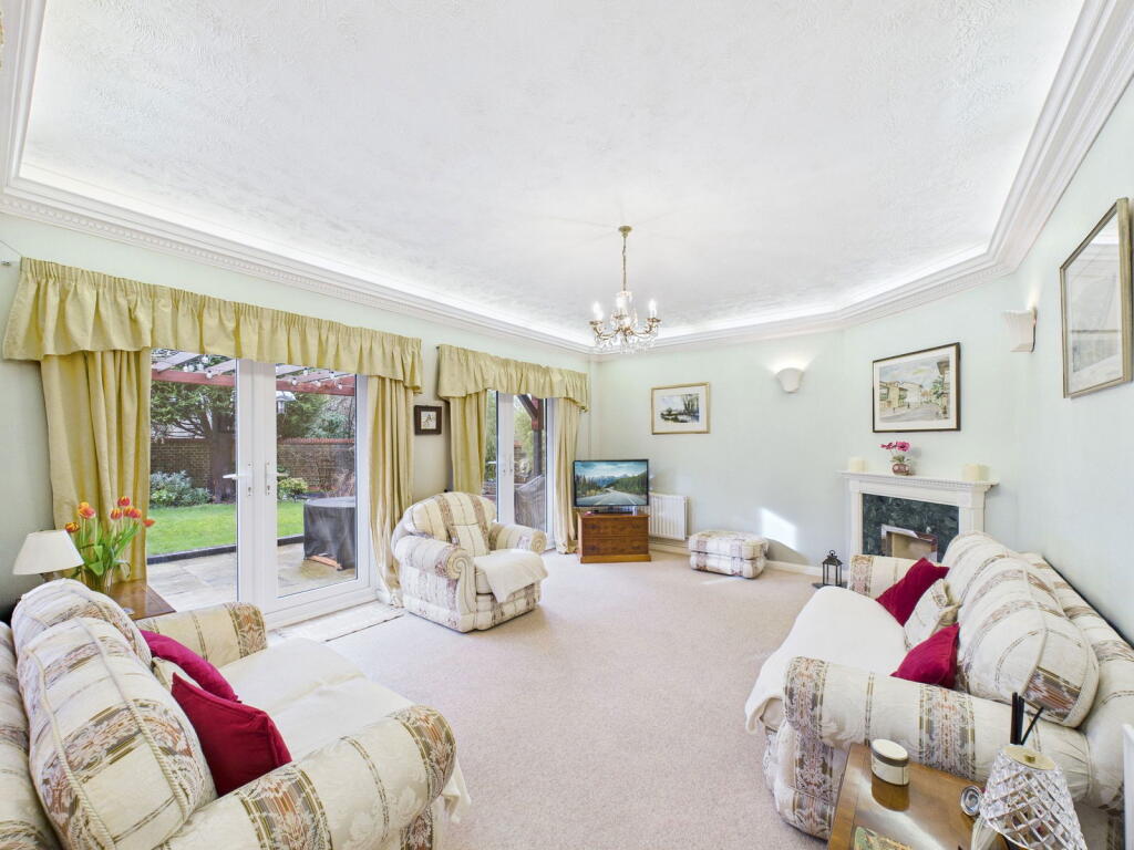 Tennyson Close, Horsham image 5