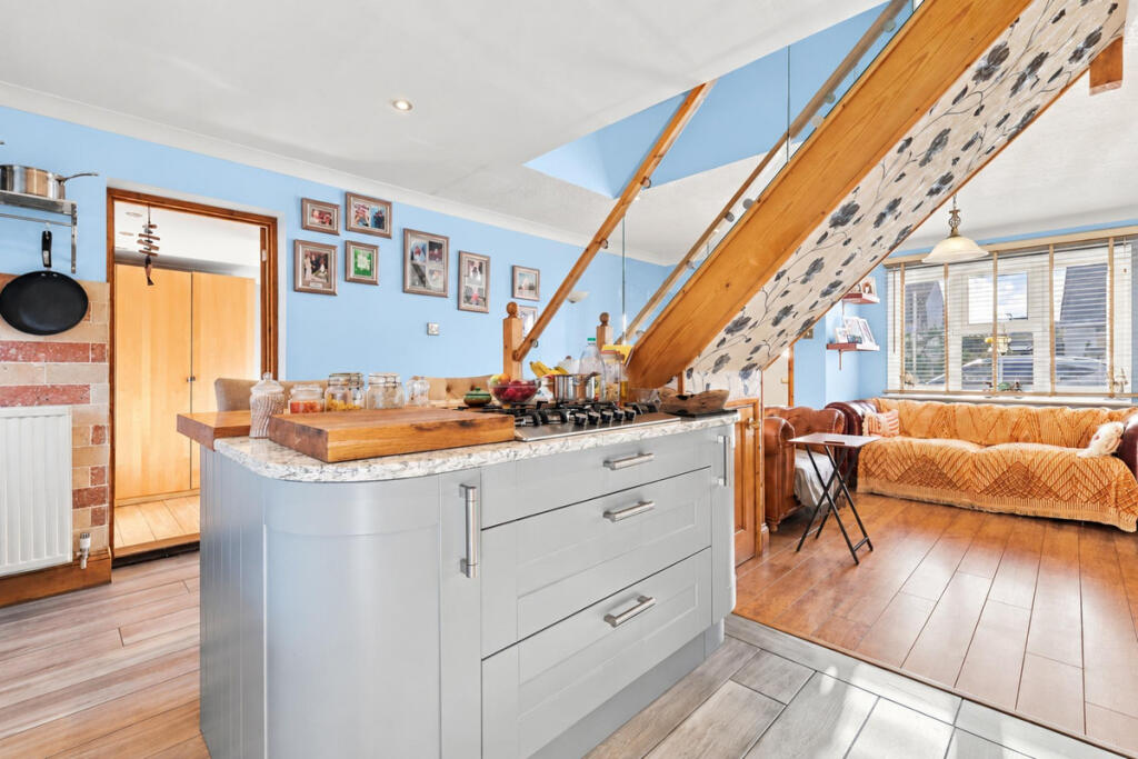 House in Basildon, Noak Bridge - More