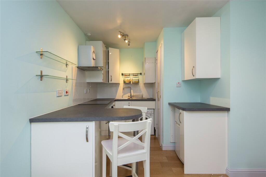 Clock Court, Victory Road, London, E11 - Widok 5