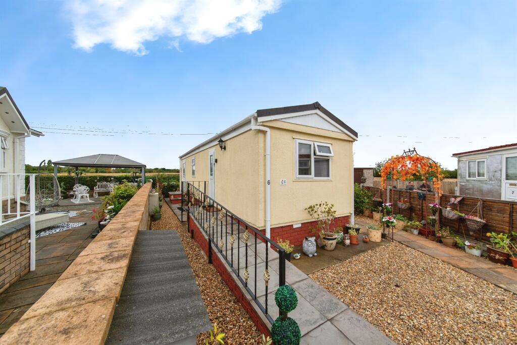 1-bed caravan on Braemar Residential Park, Kirkby Green, Lincoln, £75,000