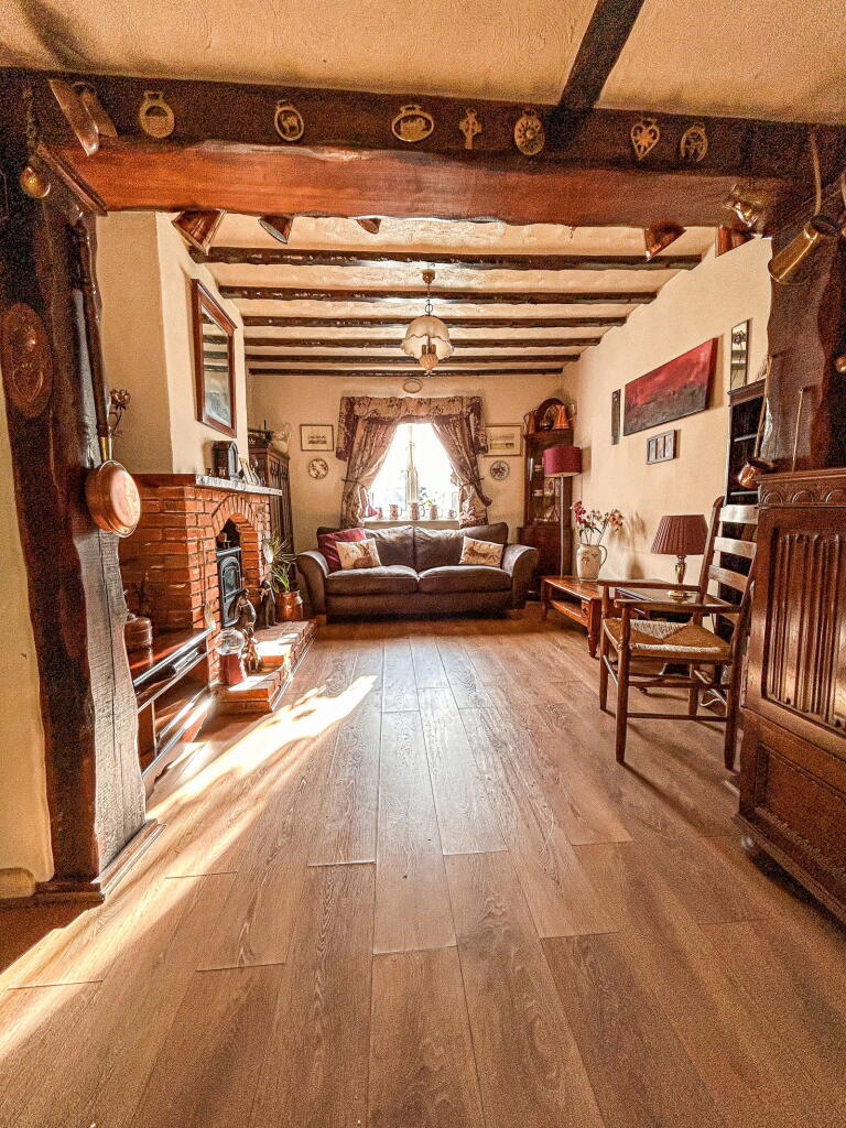 Main image of property: Chase Cottage, Gosport Road, Lower Farringdon, Alton, GU34 3DL