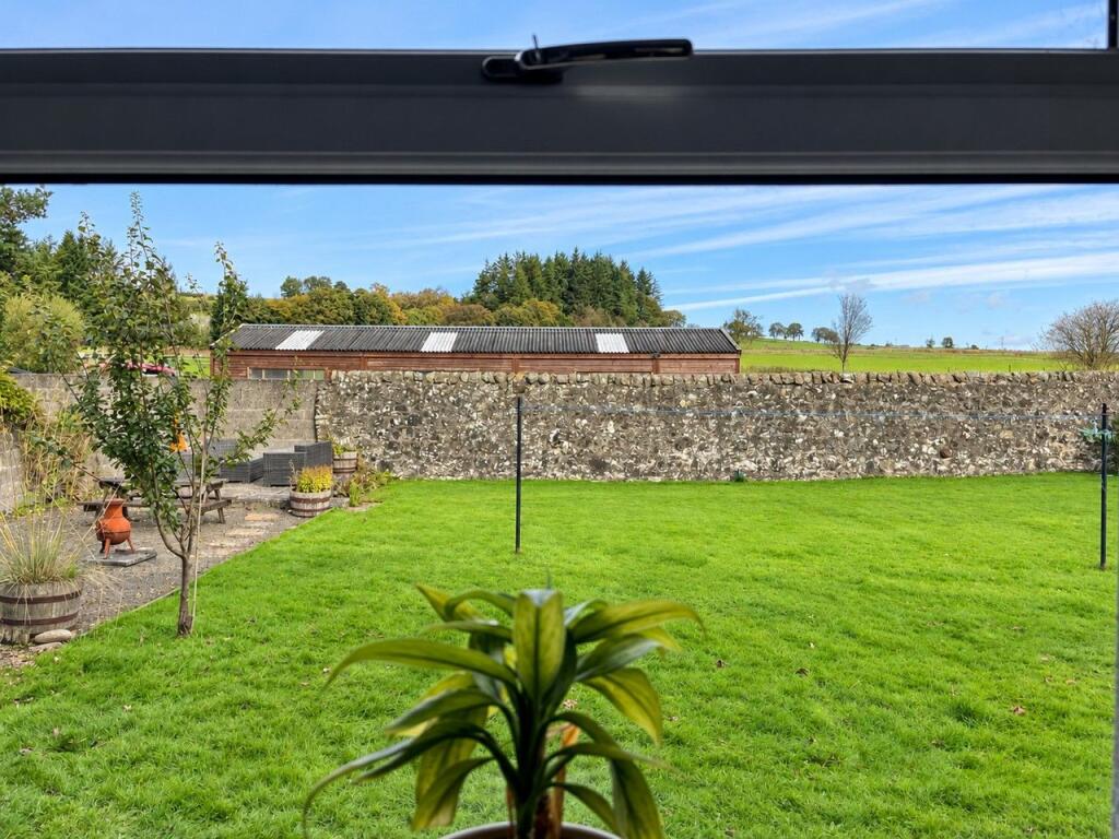 House in Kirkcaldy, Perth and Kinross - View 5