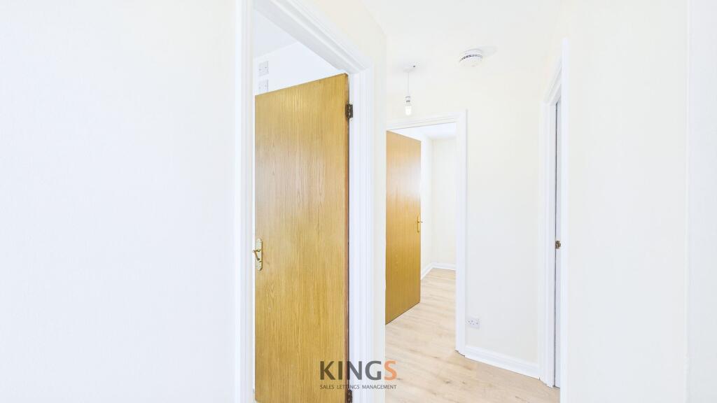 Apartment in Hatfield, Roe Green - View 2